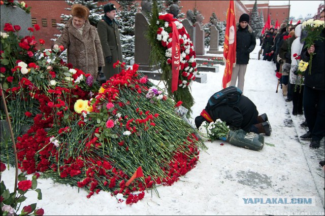 10 тысяч алых цветов возложено к могиле Сталина в Москве