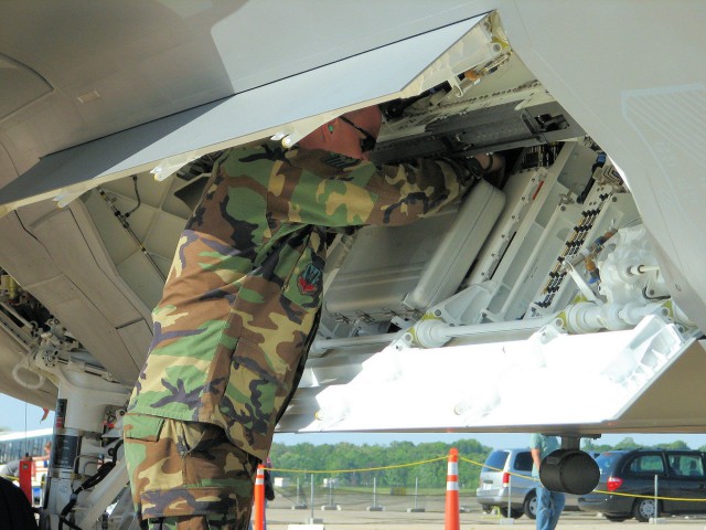 Прогулка вокруг F-22 Raptor