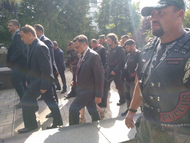 На прощание с Захарченко в Донецке пришли более 120 тысяч человек
