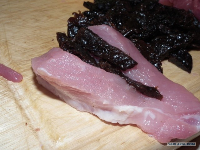 Мясо с черносливом в горчичном соусе