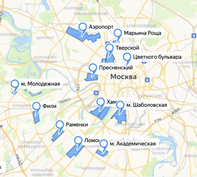 Таксист заснял, как доставщик в узком дворе любезно уступает дорогу старшему брату — автомобилю.