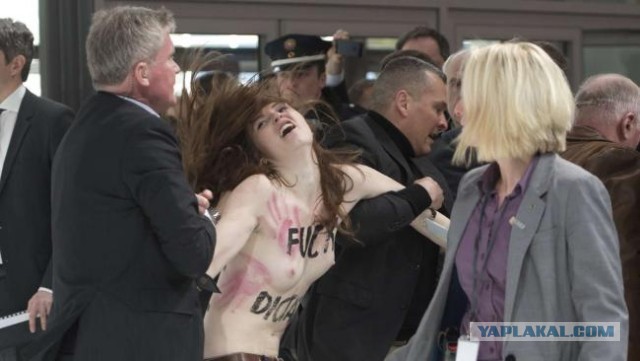 FEMEN показали Путину и Меркель голые груди:))