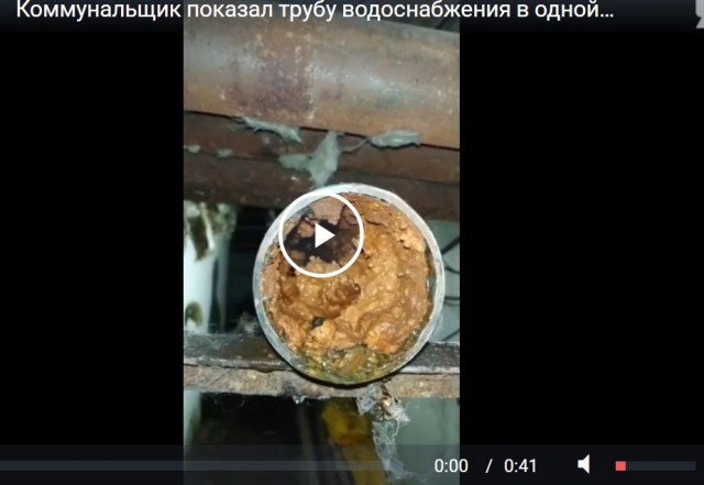 Коммунальщик показал трубу водоснабжения в одной из многоэтажек