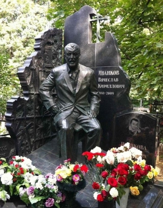 Надгробный монументализм.