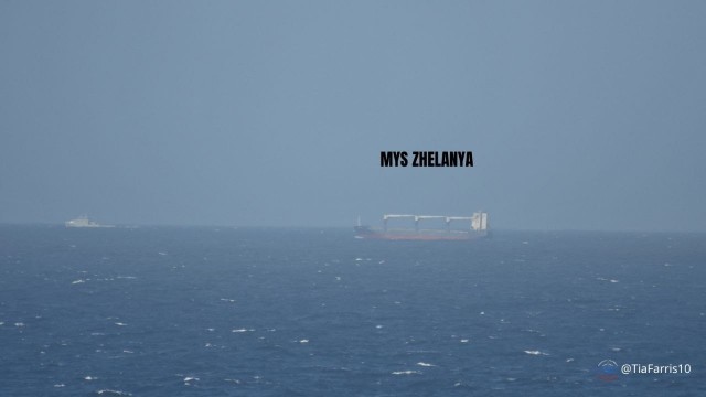 Корабль ВМФ сопроводил конвой, чтобы суда не задержали.