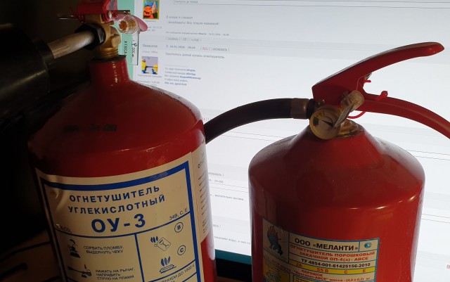 В квартире загорелось? Да просто выбросил  на площадку...