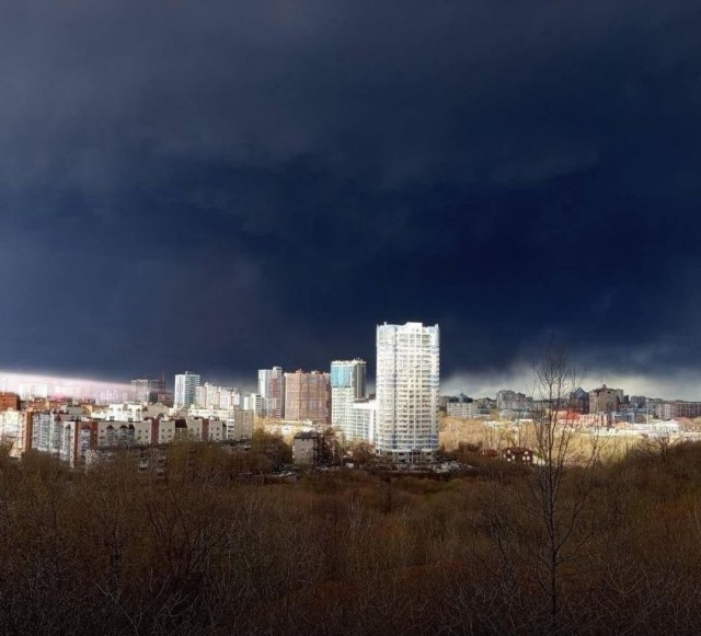 Пермь накрыло густым чёрным дымом — местные делятся жуткими кадрами