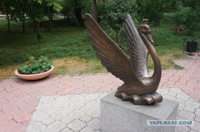 В Абакане установили памятник котам, ворующим сосиски