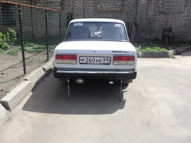 Прямое попадание молнии в движущийся автомобиль