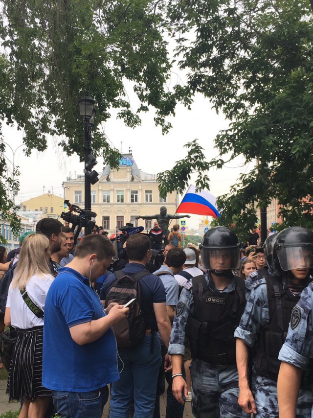 Уже более 200 человек задержали на шествии в поддержку Ивана Голунова на Чистопрудном и Цветном бульварах в Москве