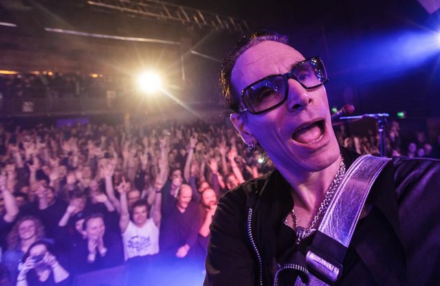 Стив Вай - гитарист, который играл в 10 группах