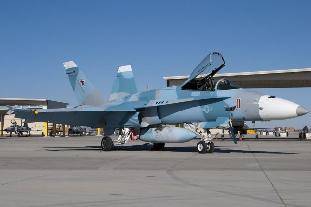 Выполнение фигур высшего пилотажа истребителем F-22 Raptor демонстрационной группы ВВС США