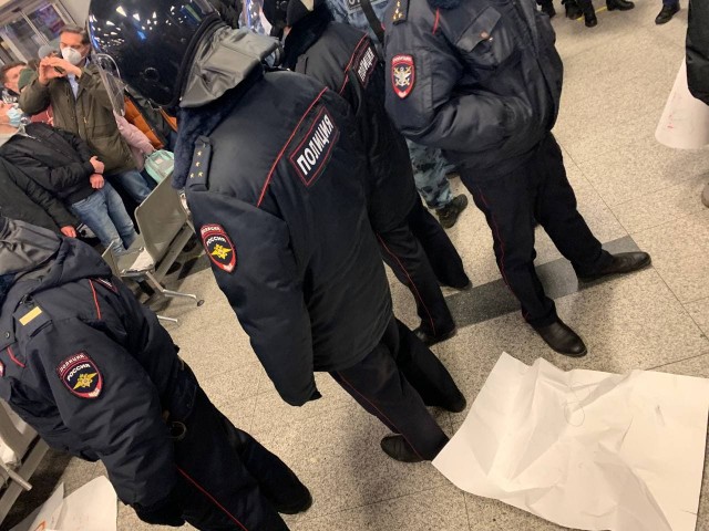 Стрим возвращения Навального из Берлина во Внуково