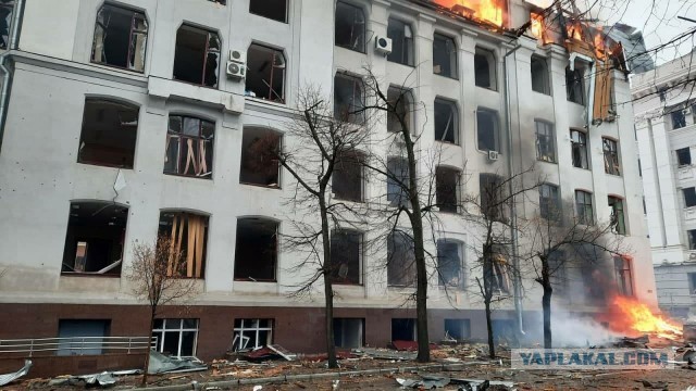 ХАРЬКОВ. 02.03.2022. Горит комплекс зданий СБУ.
