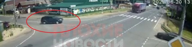 Фура снесла автомобиль на перекрестке во Владимирской области