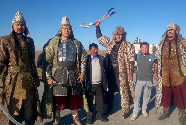 "Ты разобьешься! Это третий этаж! Даже казахи бы не прыгнули!"