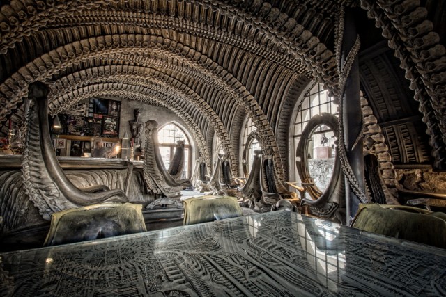 Самый жуткий бар в мире внутри 400-летнего замка