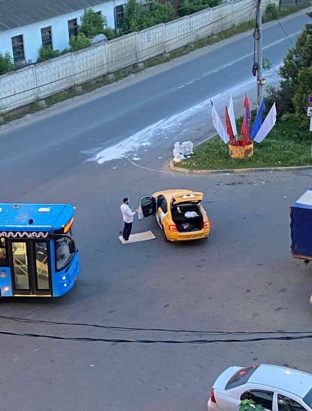 Культурный обмен прямо посреди дороги.