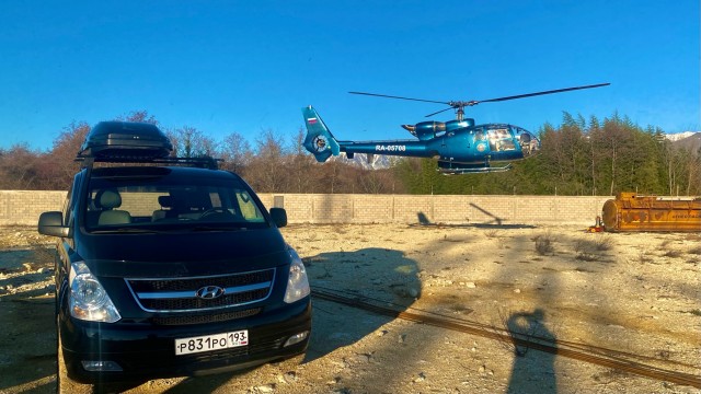 Буквально несколько сантиметров от склона.