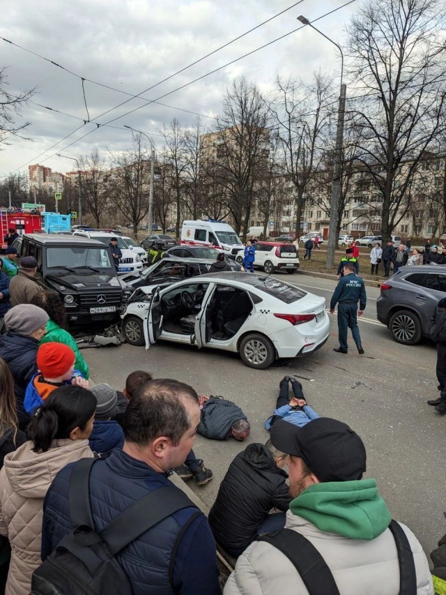 В Петербурге такси с нелегалами пыталось скрыться от полиции и влетело в Ладу и Гелендваген