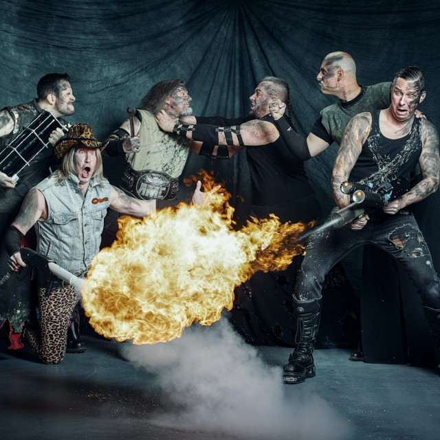 Rammstein с дочкой на улице
