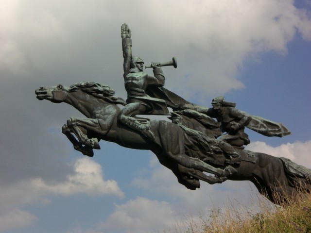 Памятник Первой конной армии "обглодали" местные жители