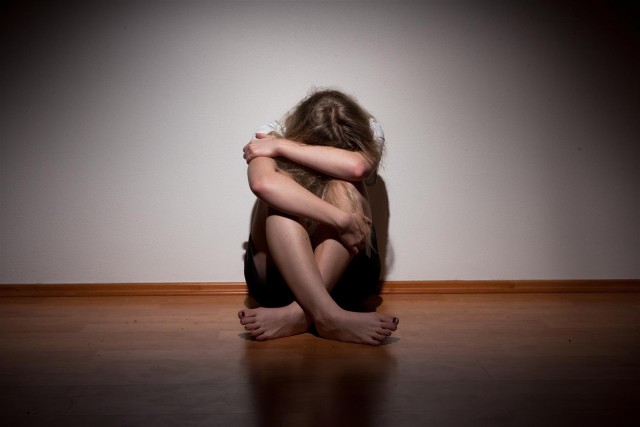 16-летняя девушка заявила, что ее изнасиловали 30 мужчин