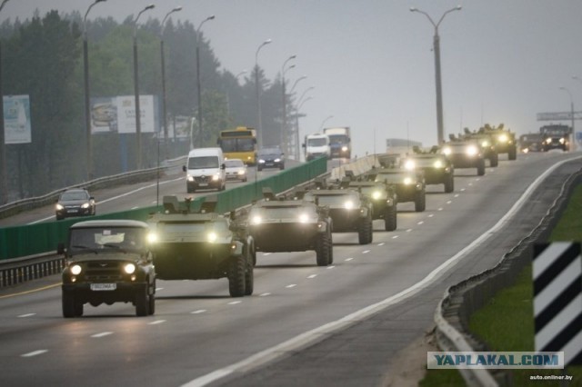 В центр Минска направили бронетехнику для разгона протестующих