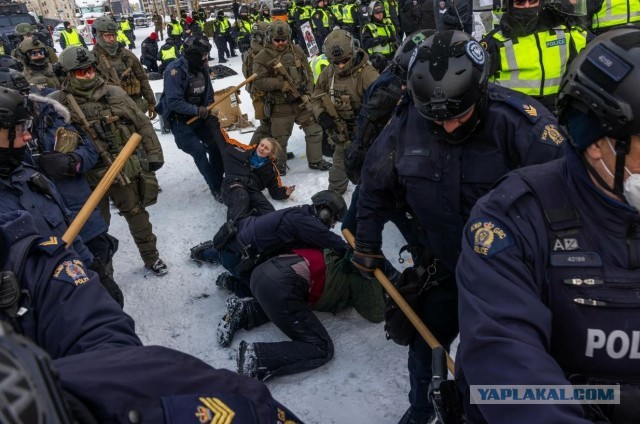Массовый митинг у школы в канадском Оквилле