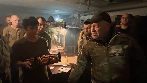 Пригожин посетил украинских пленных с поздравлениями и мандаринами: «Такие же славяне»