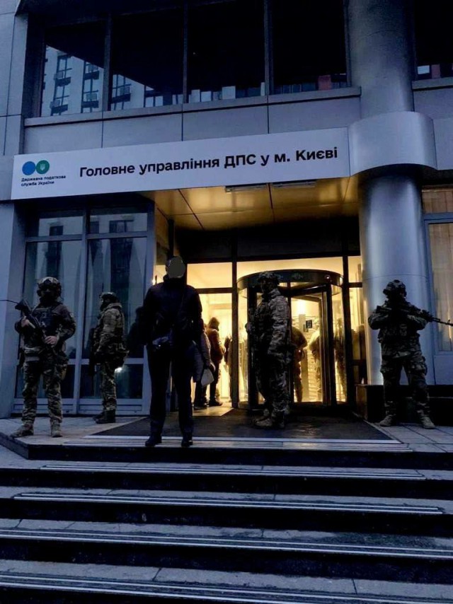 К олигарху, миллиардеру и депутату Игорю Коломойскому пришла СБУ с обысками