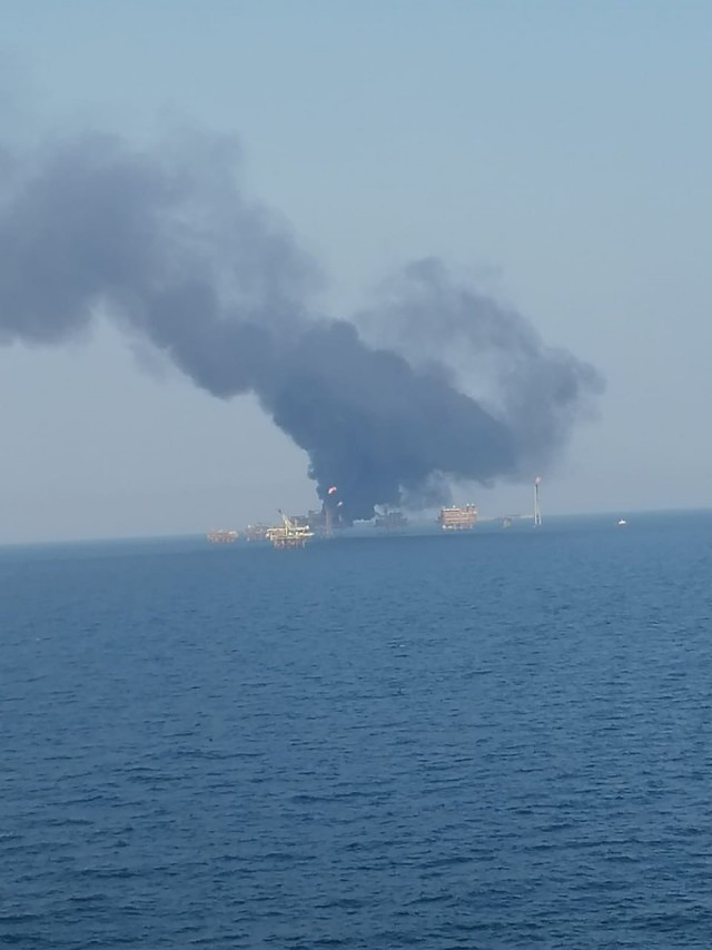 В Мексиканском заливе полыхает нефтедобывающая платформа