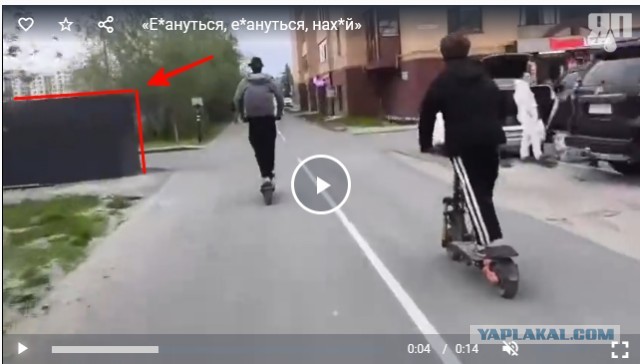 В Москве два зумера на самокатах влетели в легковушку и перелетели через неё
