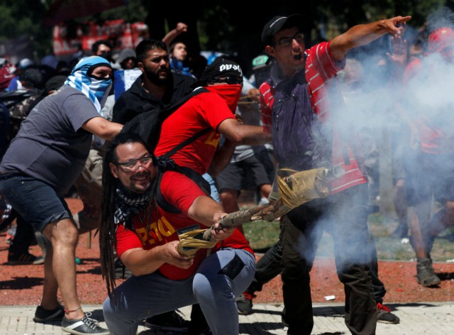 Огонь, камни и кровь. В Аргентине вспыхнули массовые беспорядки из-за пенсионной реформы