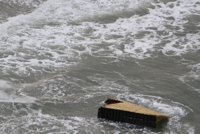Смытые волнами контейнеры прибило к берегам Нидерландов
