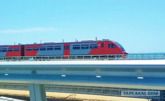 Первый пассажирский поезд на Крымском мосту