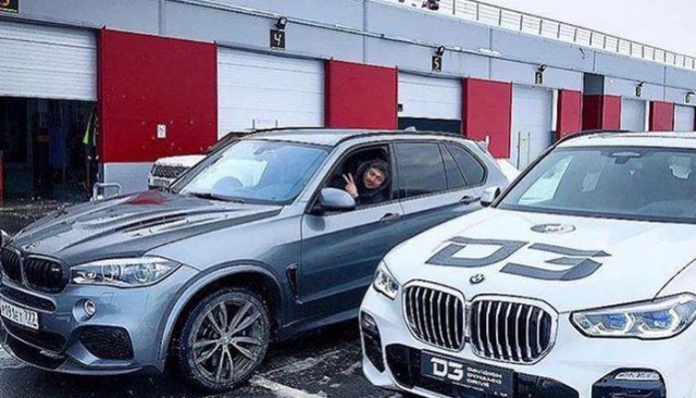 В центре Казани BMW снес десятки метров ограждений и столбы, машина полностью разбита