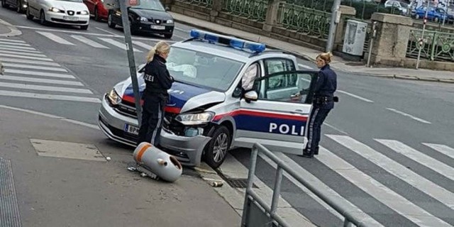 Интересно, а почему "бабы в руль не могут"?