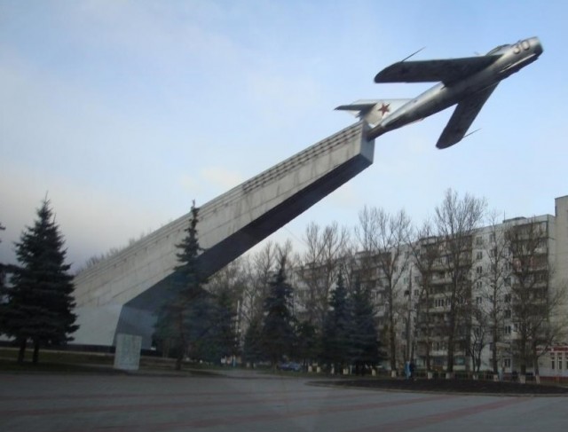 Памятник в городском парке г. Истра