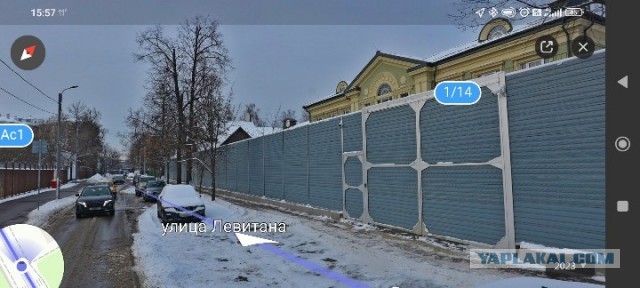 Мужика из Калифорнии обязали установить забор у дома, чтобы спрятать лодку, стоящую во дворе