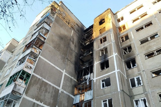 Кадры с попавшими под массированный удар дронов домами в Курске
