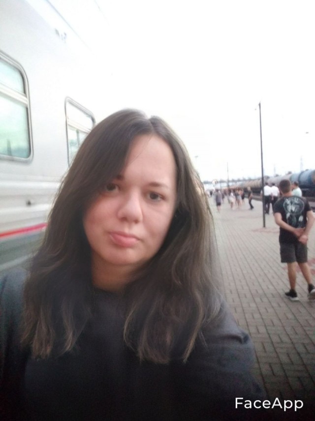 Подружки тестируют фильтр на телефоне