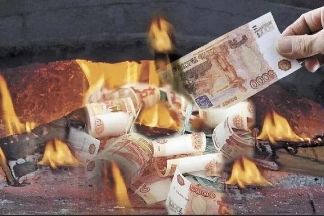 Девушка сожгла в печи украденные полмиллиона рублей, чтобы избежать уголовного дела