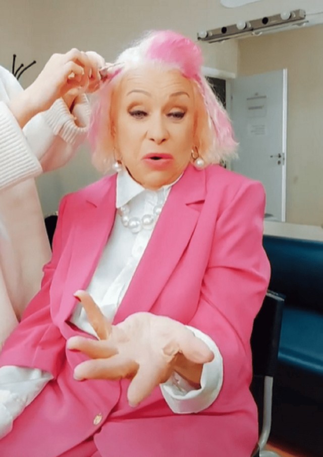 «Умчала в Дубай, крутит с миллионерами, покрасила волосы в розовый цвет» как в свои 77 лет живет «веселая вдова» Караченцева