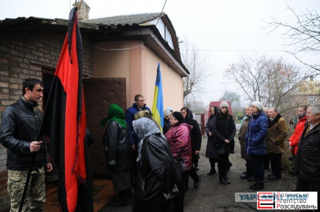 Украина. Как учат встречать погибших героев.