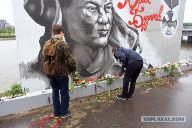 Акция в память Юрия Буданова у моста им. Ахмата Кадырова (4 фото)