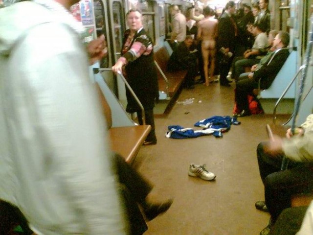 Мужик разделся в метро на спор!