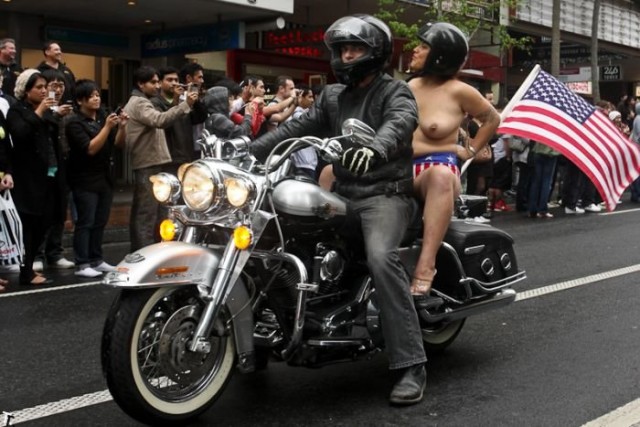 Новозеландский парад "Boobs on Bikes" (18+)