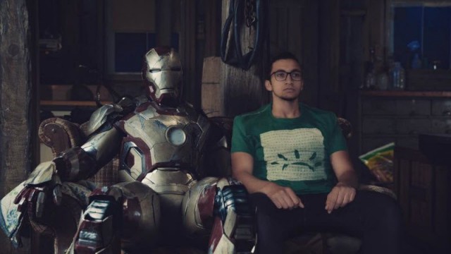 Один египтянин фотошопит себя в фотографии с супергероями, персонажами из кино и знаменитостями