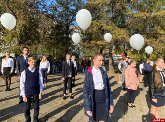 В Великих Луках 13 школьников потеряли сознание во время торжественной линейки